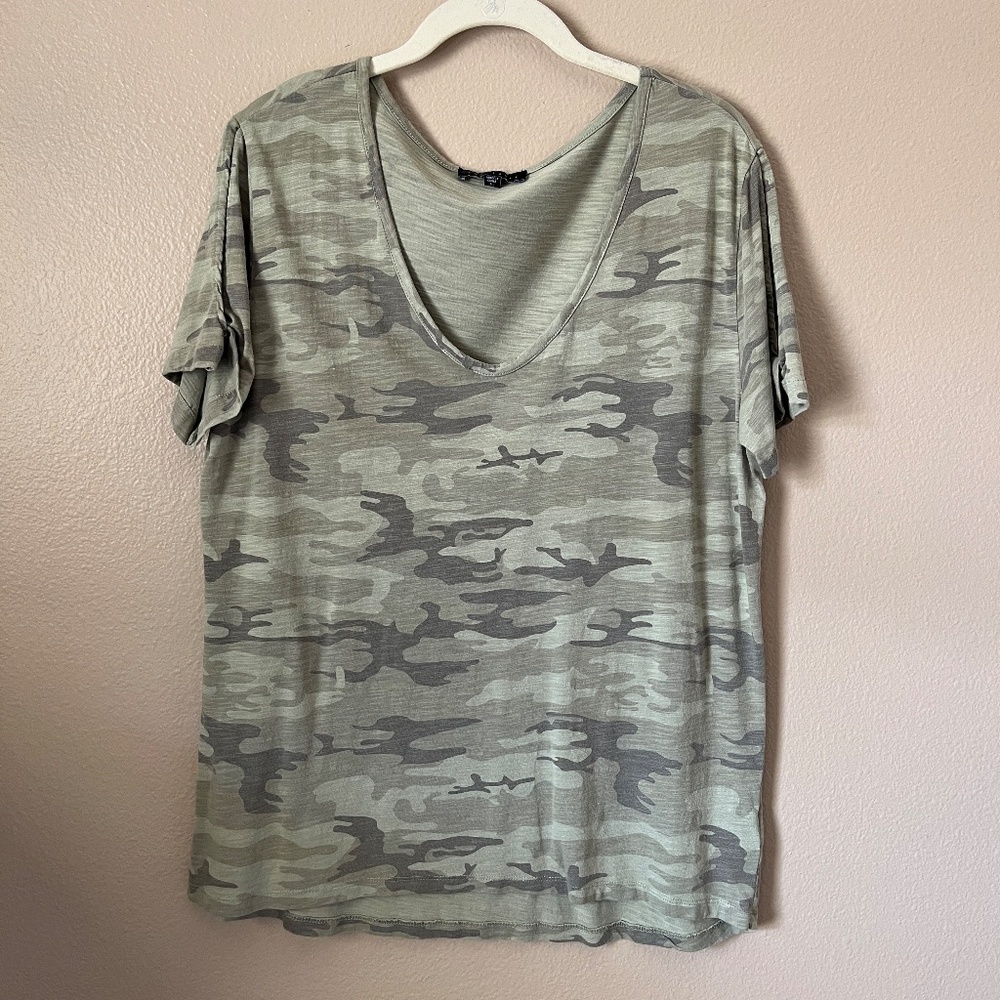 Sanctuary Light Green Black Camo Short Sleeve Scoop Neck Shirt w/ Open Shoulder